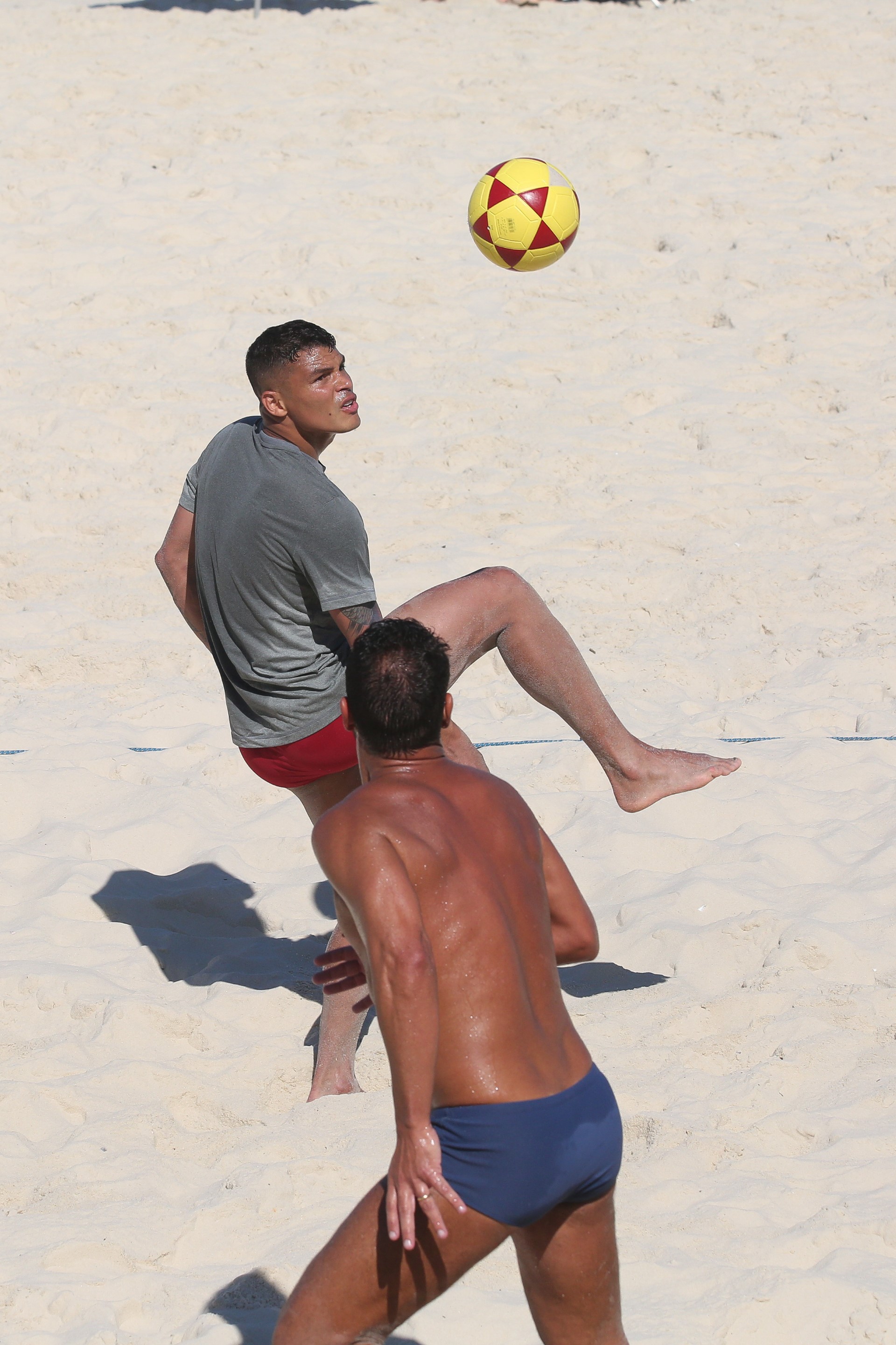 Thiago Silva na praia - Créditos: Dilson Silva / AgNews