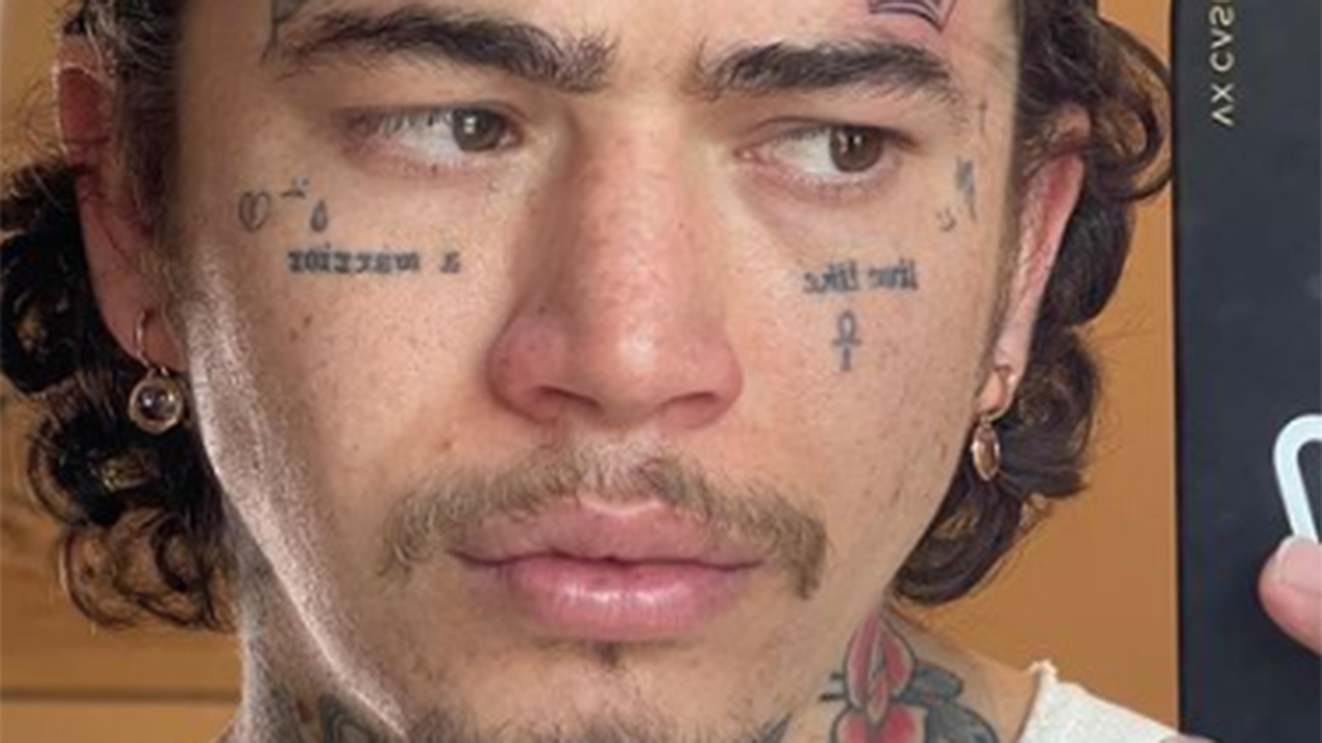 Whindersson Nunes tatua o rosto em homenagem ao filho que morreu dois dias  após o nascimento