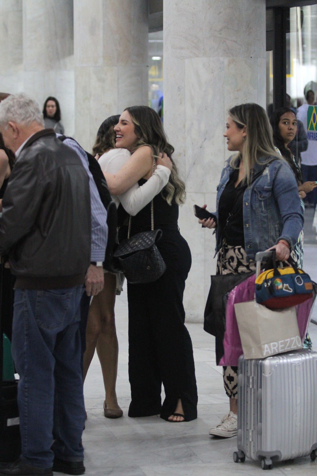 Amanda Meirelles encontra fãs no aeroporto