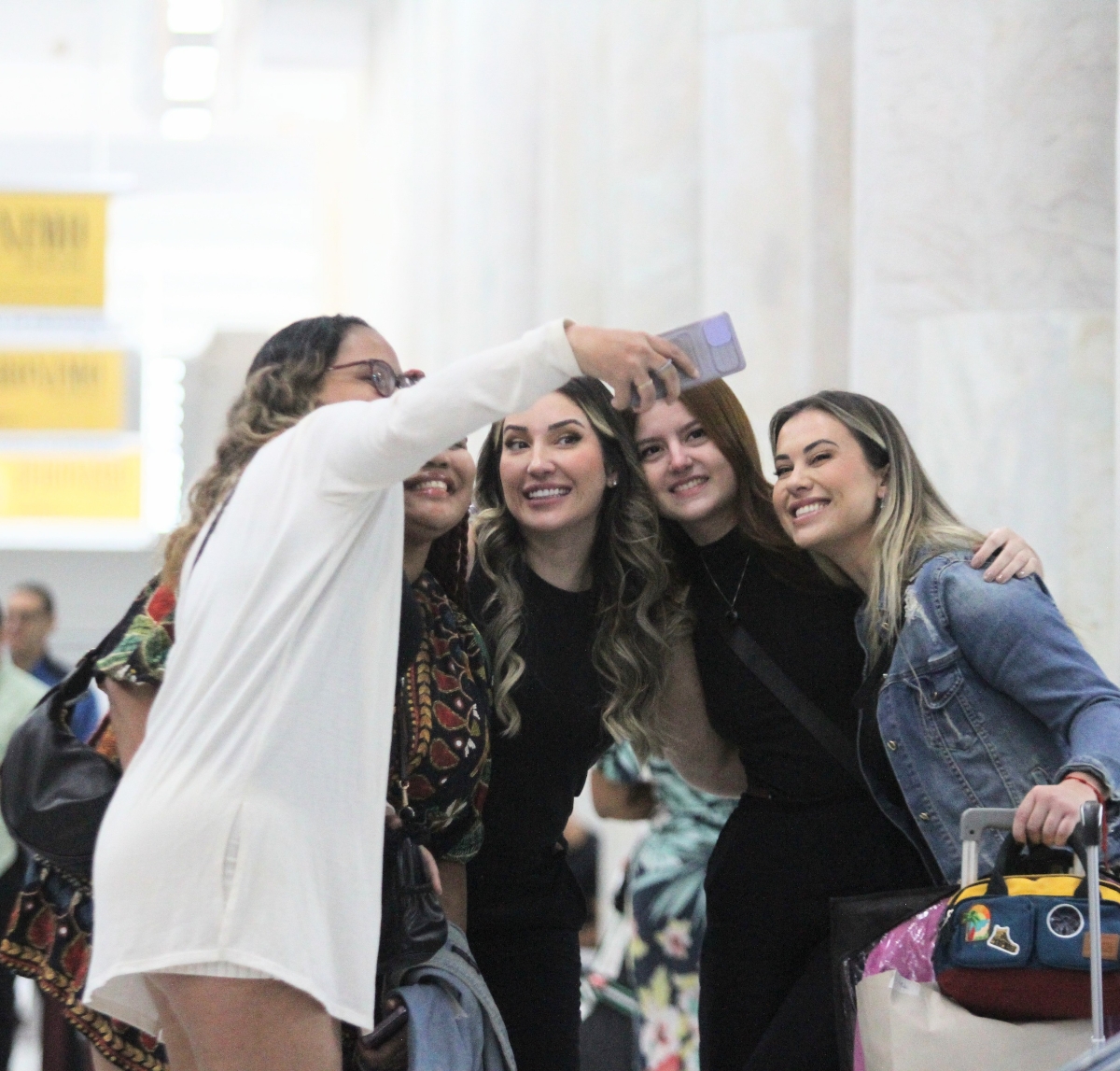 Amanda Meirelles encontra fãs no aeroporto