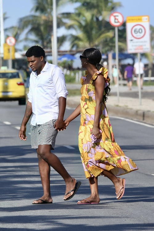 Camilla de Lucas e seu marido Mateus Ricardo foram flagrados andando pelas ruas do Rio de Janeiro um dia após se casarem. 