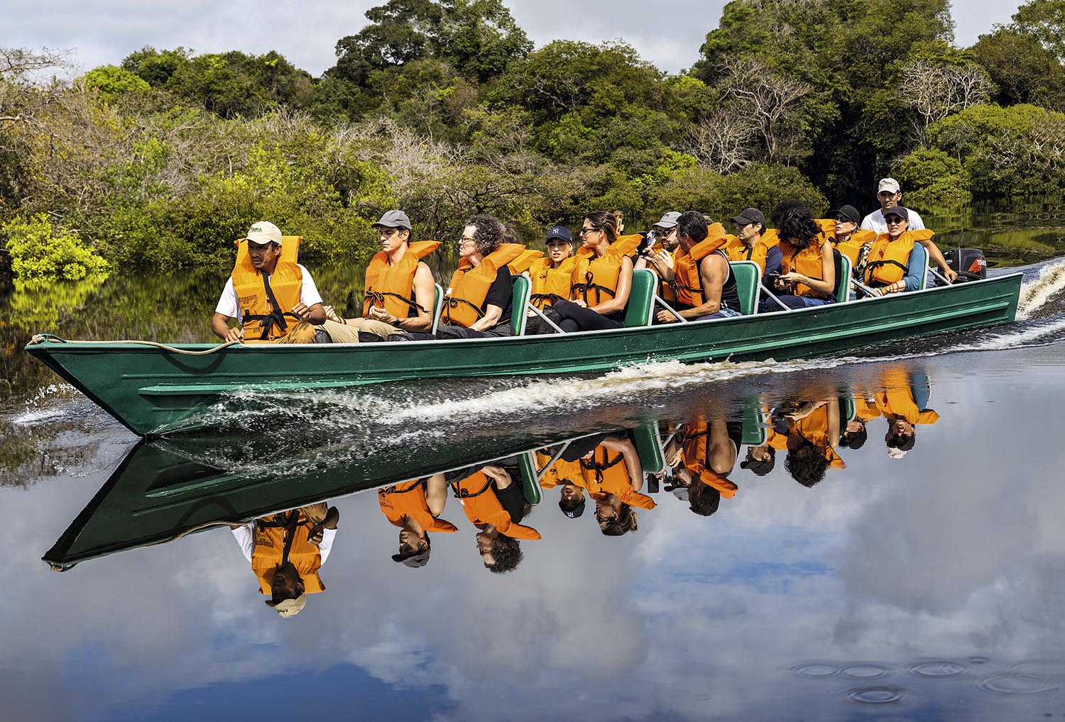 O espelho d’água que se forma no Rio Juma impressiona o grupo