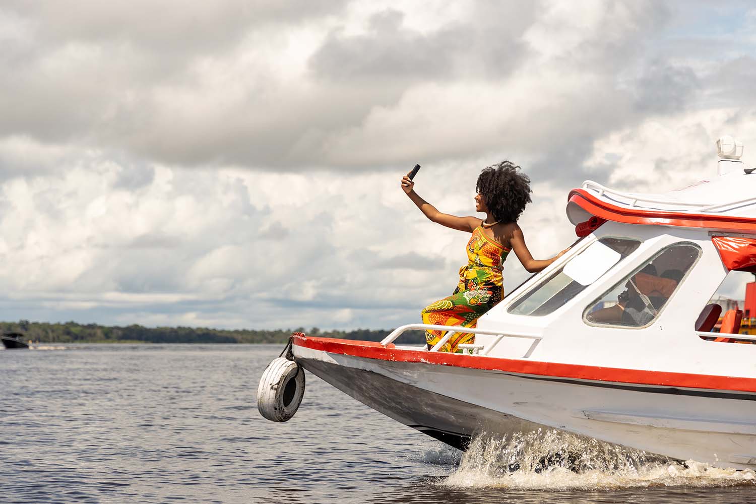 Encantada com as belezas naturais da Amazônia, a influencer Bia Ben gera conteúdo na proa do barco.
