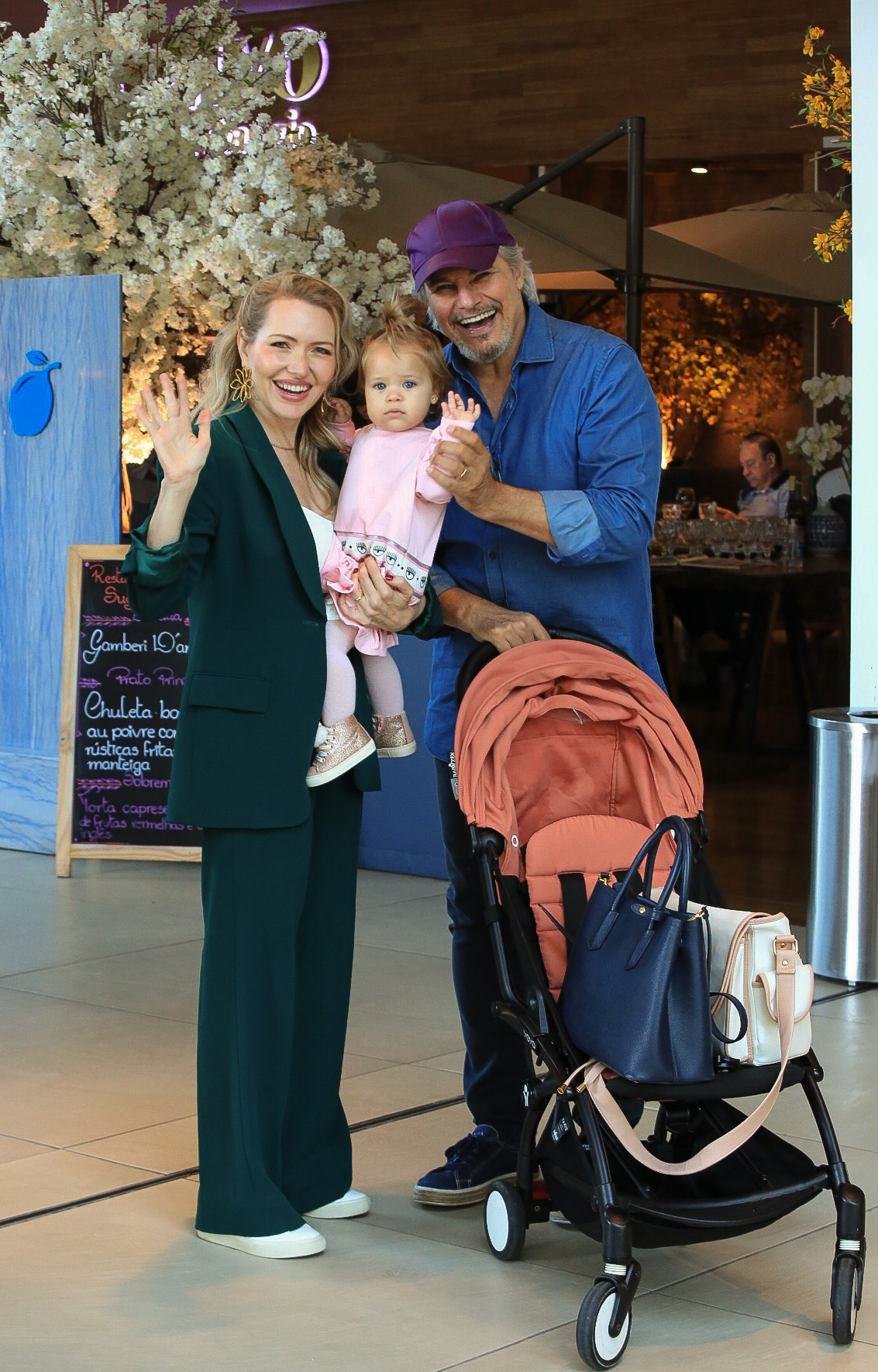 Karin Roepke e Edson Celulari passeiam com a filha Chiara em shopping