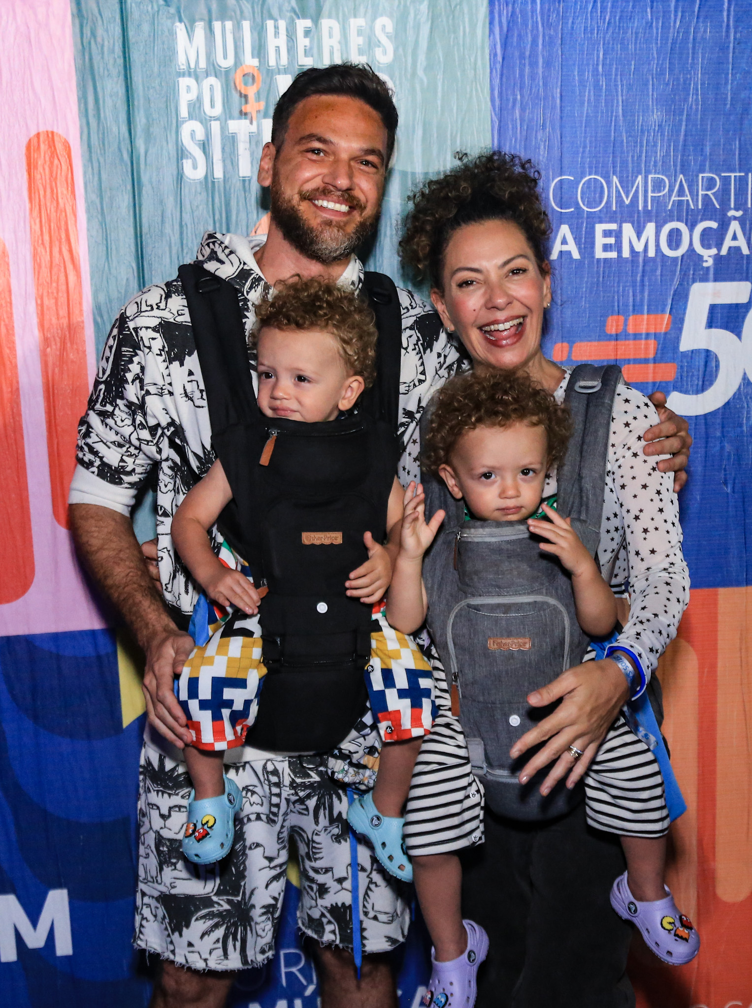 Emilio Dantas e Fabiula Nascimento curtem passeio com os filhos gêmeos