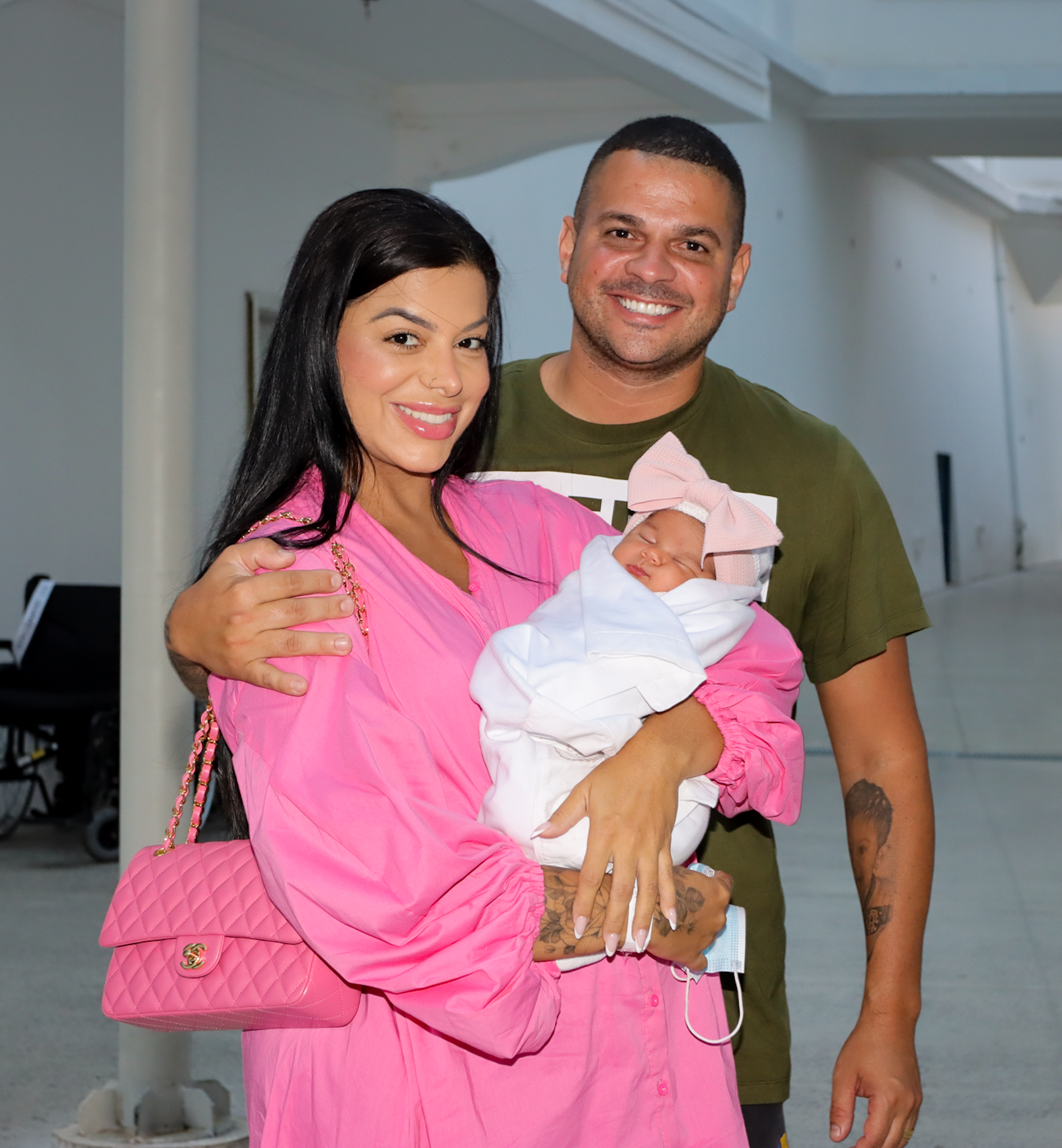 Evelyn Regly deixa a maternidade com a filha, Alana, e o marido, Diego