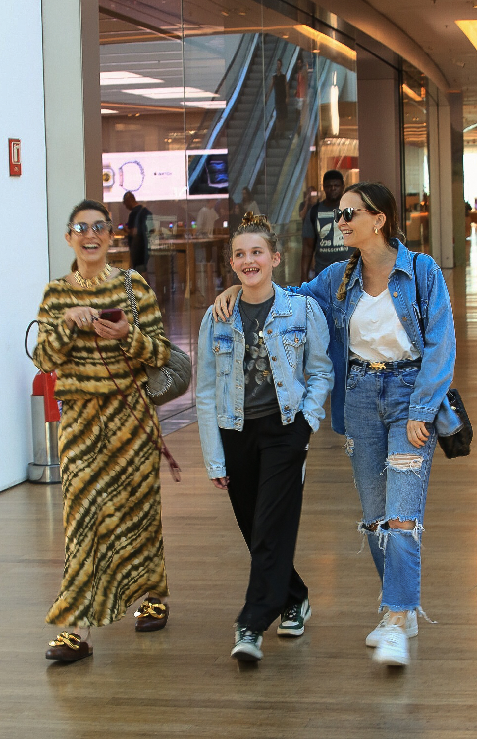 Fernanda Rodrigues surge com a filha, Luísa, e Fernanda Paes Leme no shopping