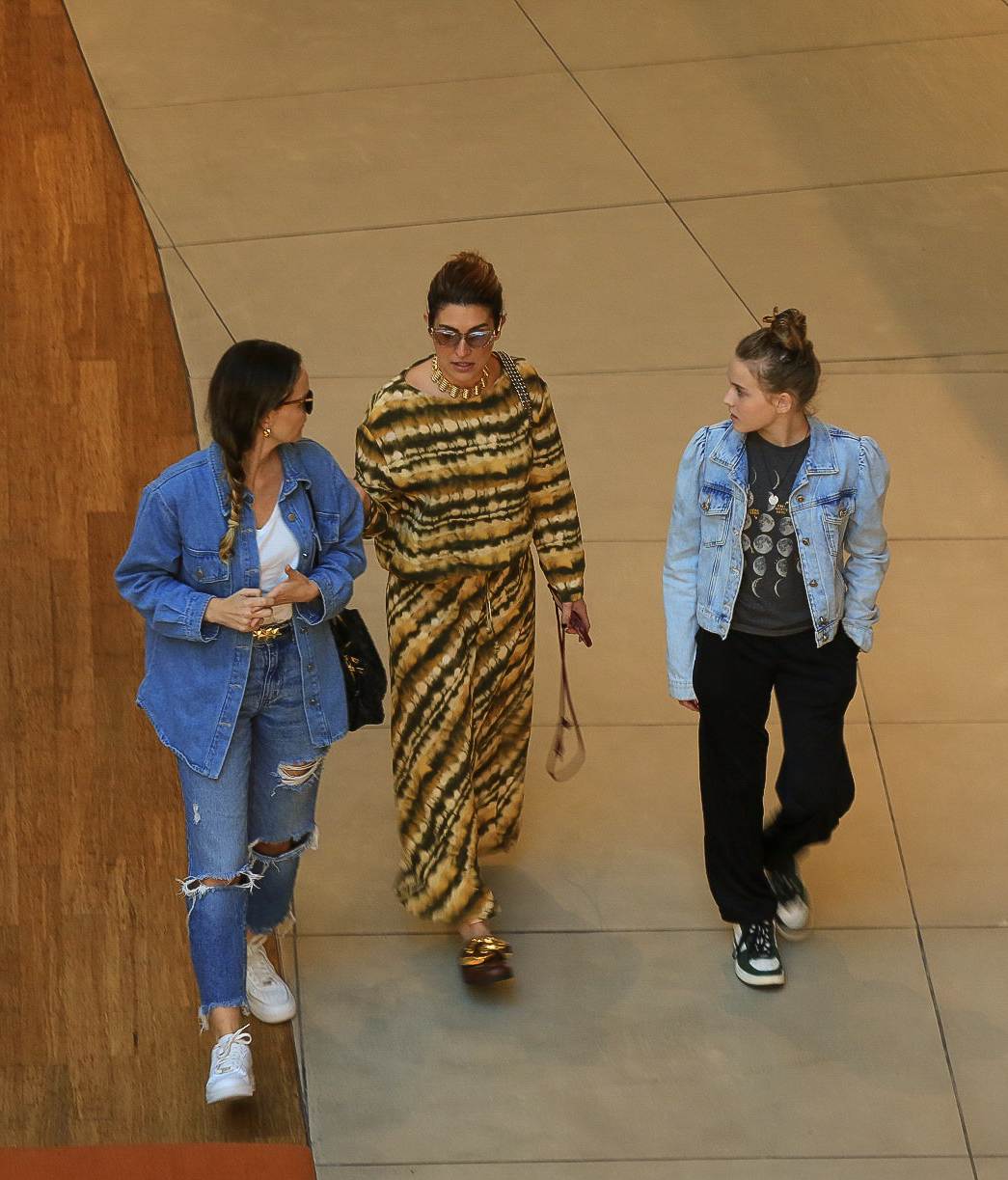 Fernanda Rodrigues surge com a filha, Luísa, e Fernanda Paes Leme no shopping
