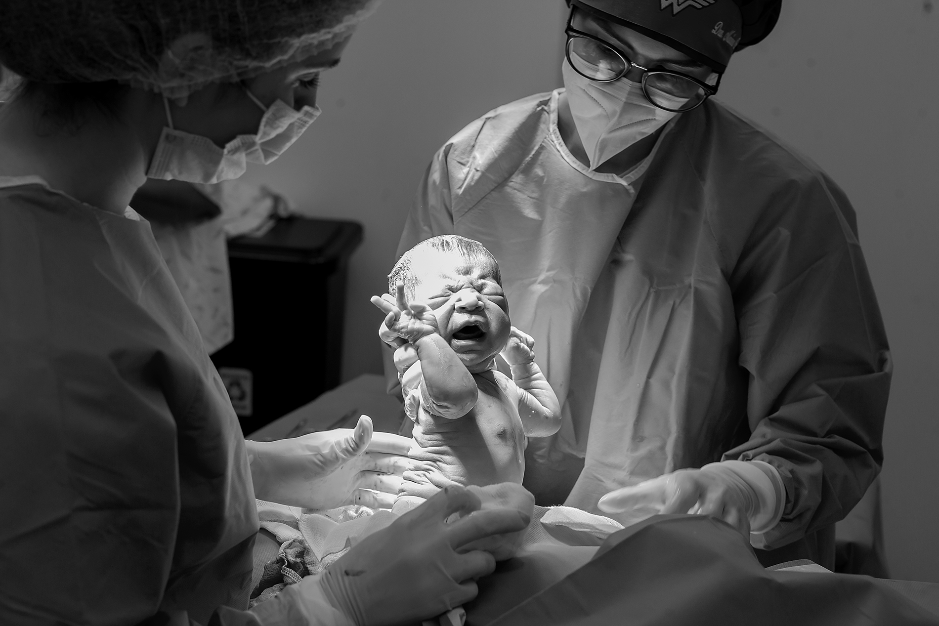 Jefferson Moraes mostra as primeiras fotos da filha recém-nascida