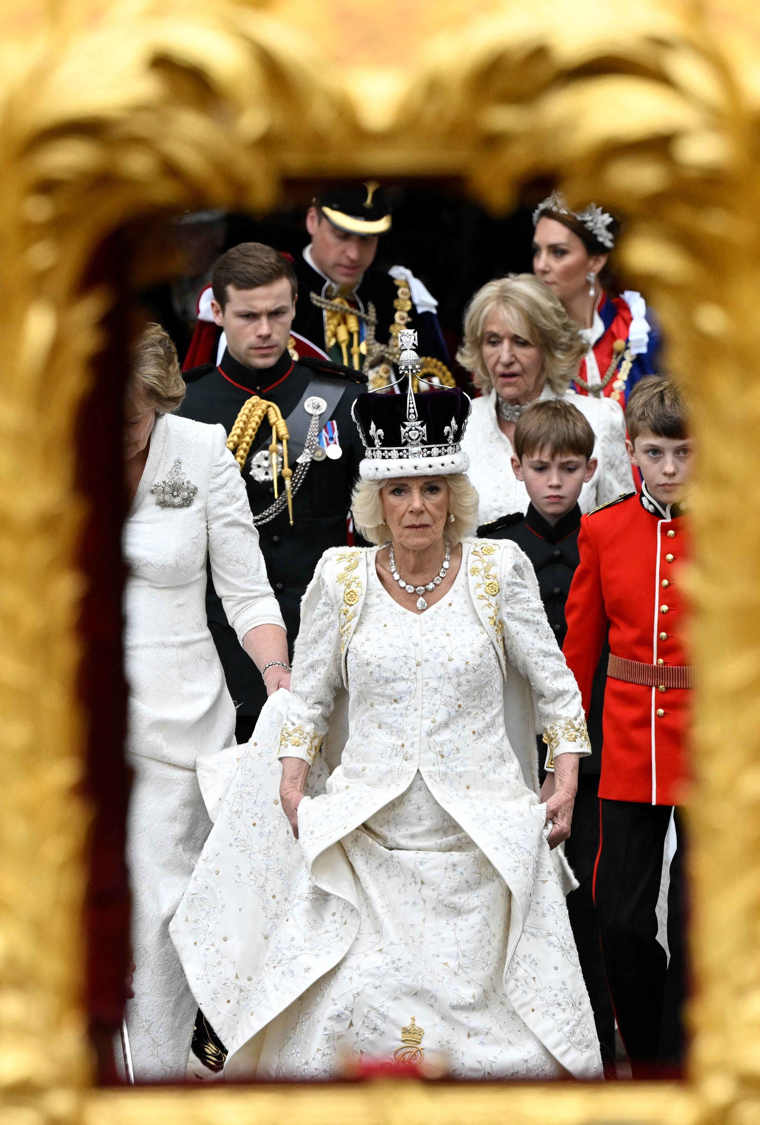 Rainha Camilla bordou os nomes dos filhos e netos na saia do vestido