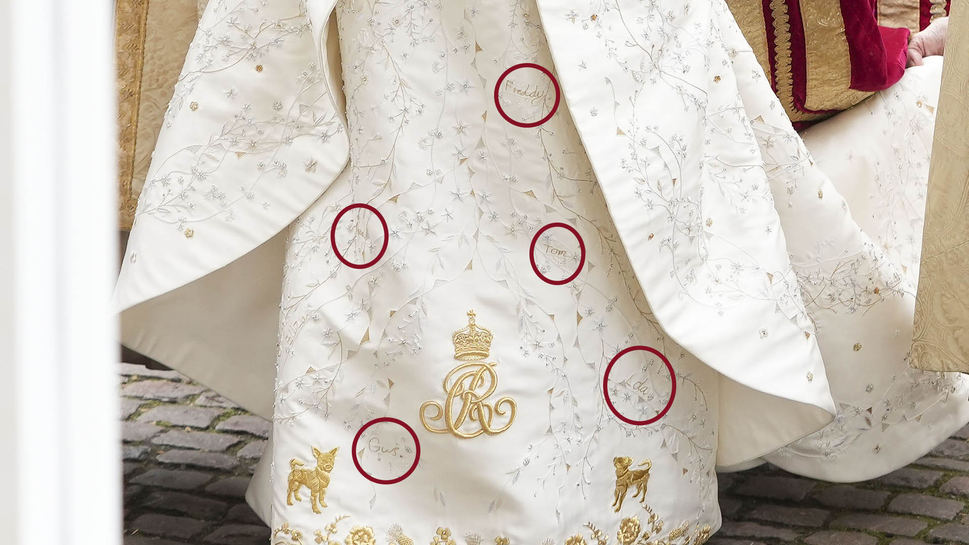 Rainha Camilla bordou os nomes dos filhos e netos na saia do vestido