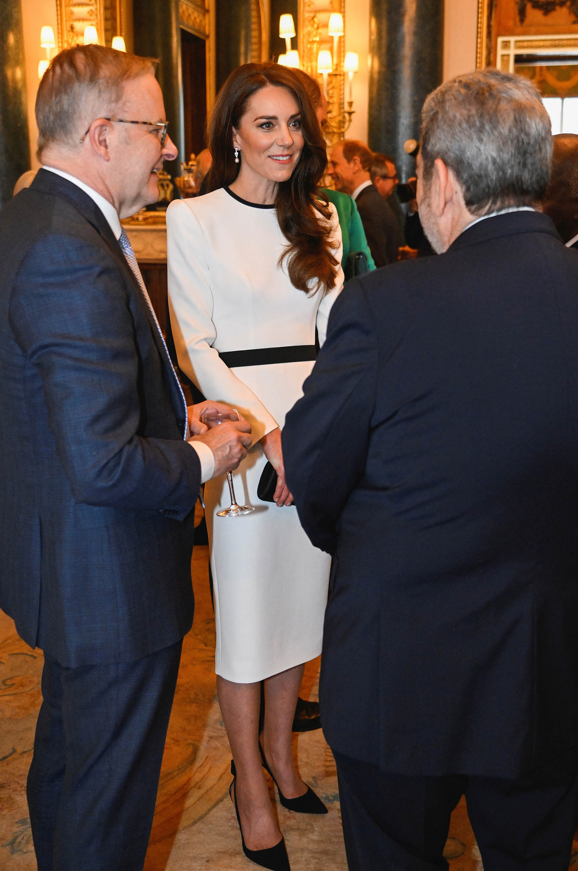 Kate Middleton usa sapatos que ficaram famosos nos pés de Meghan Markle