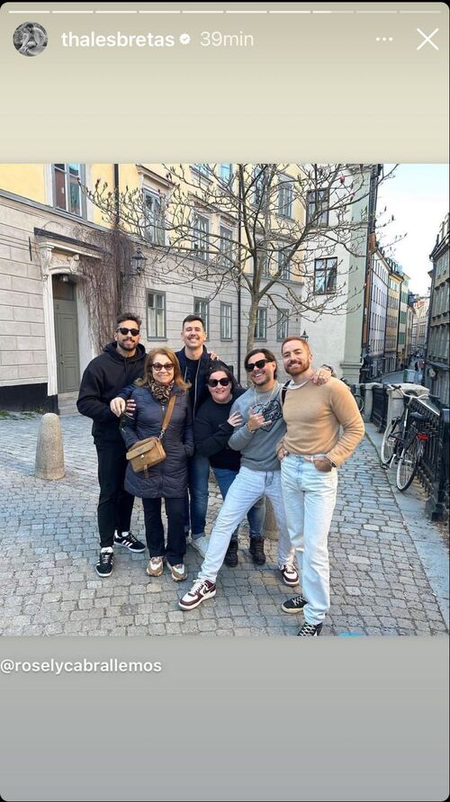 Nesta terça-feira, 8, Thales Bretas e Ju Amaral, viúvo e irmã de Paulo Gustavo, surgiram em Estocolmo, capital da Suécia com amigos. 