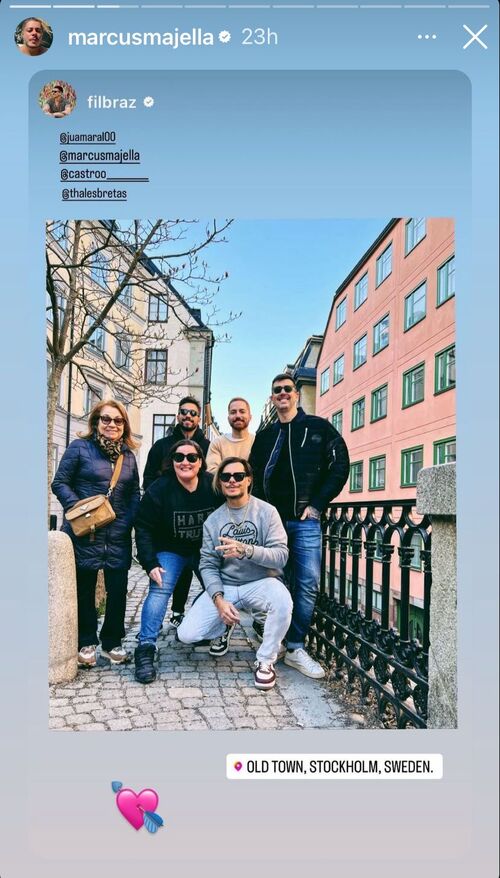 O grupo posou em diversos pontos turísticos da capital da Suécia e se divertiu em restaurantes e pelas ruas da cidade. 