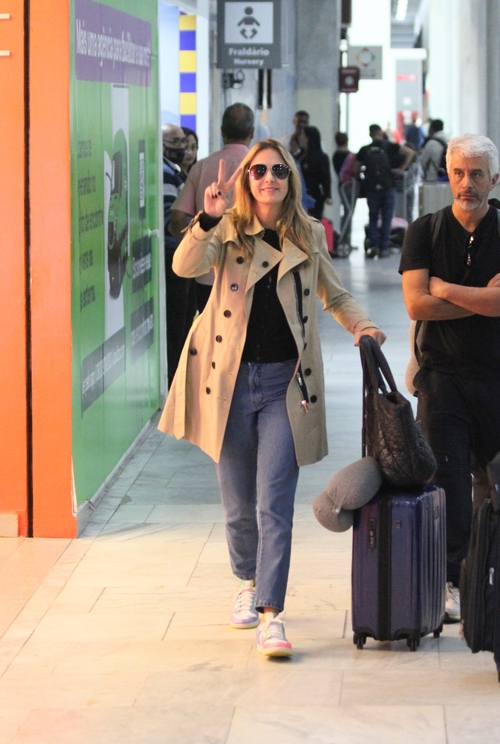 Ticiane Pinheiro esbanja estilo e simpatia ao ser vista em aeroporto 