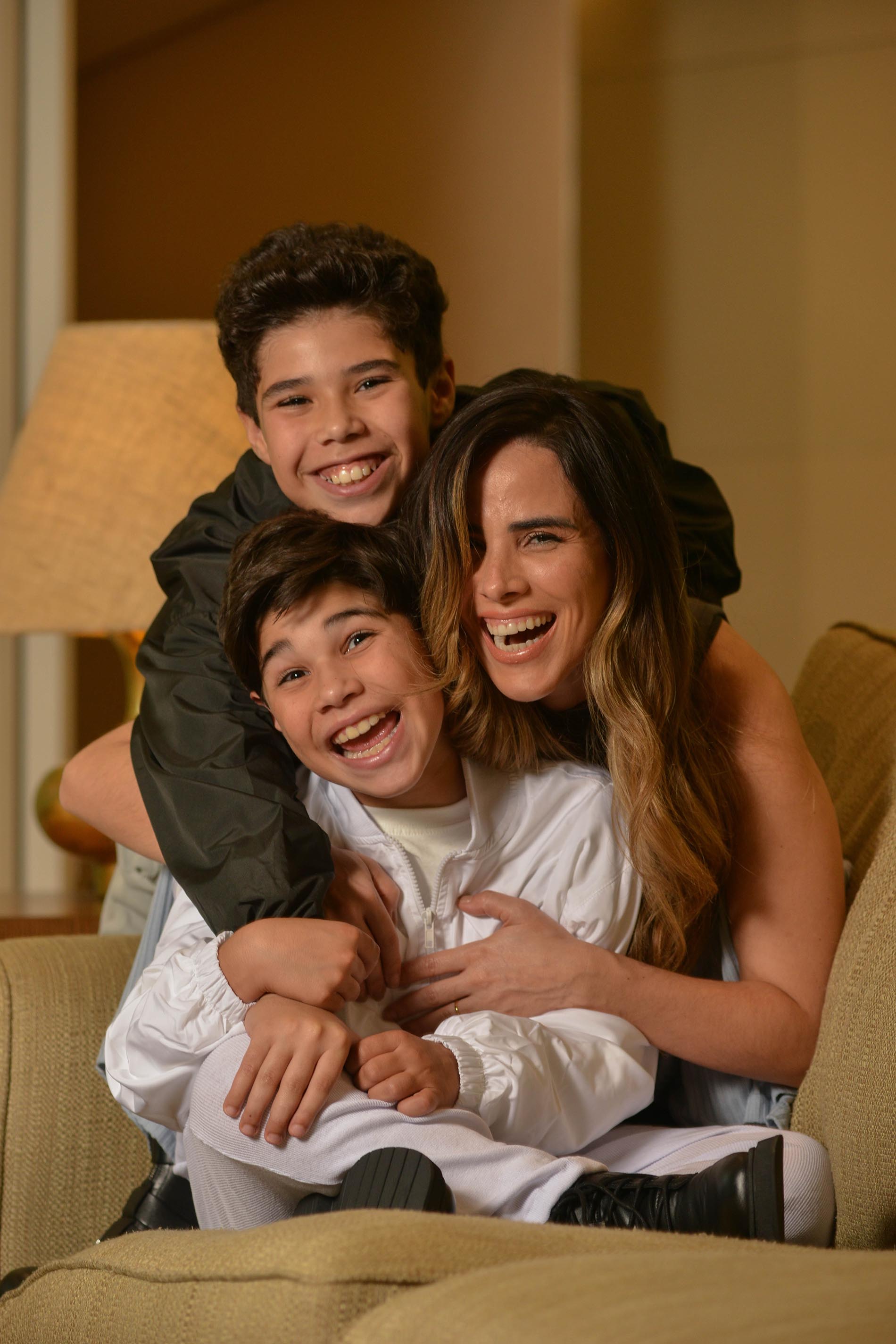 Wanessa Camargo com os filhos, José e João, em entrevista na Revista CARAS