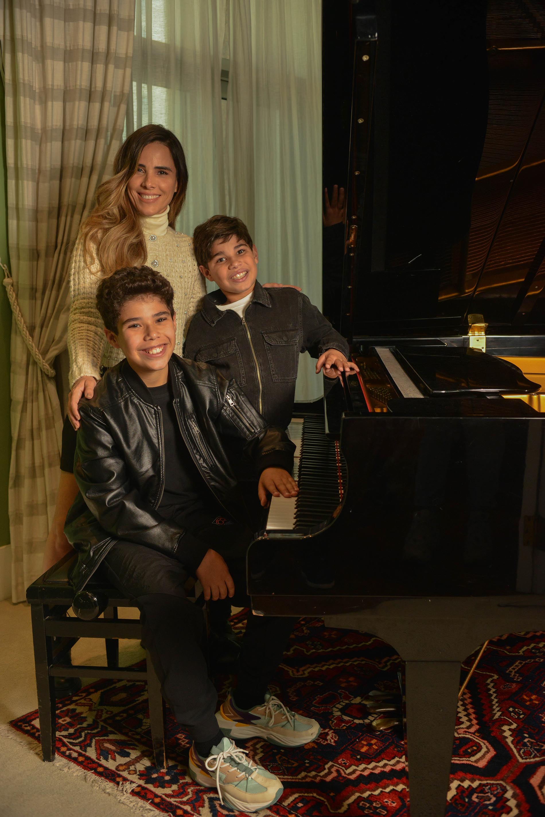 Wanessa Camargo com os filhos, José e João, em entrevista na Revista CARAS