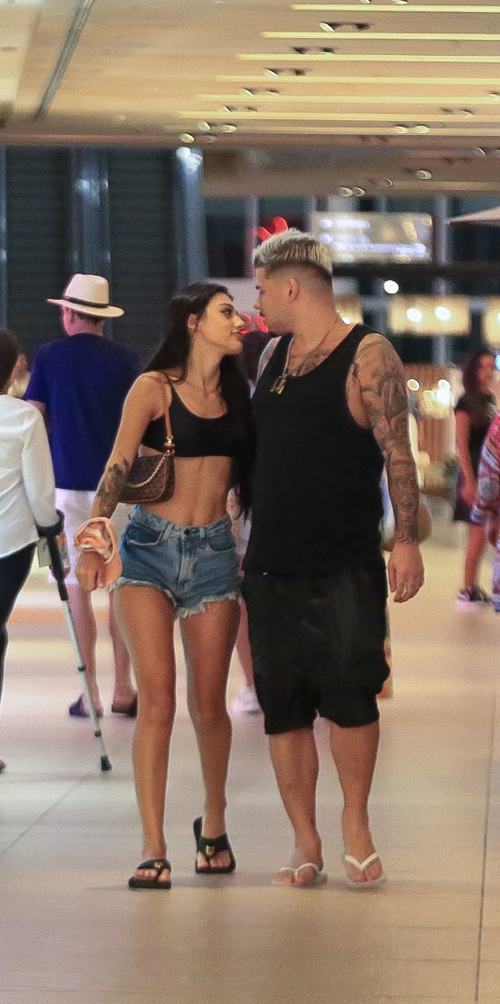 Bia Miranda foi fotografada com seu novo namorado, o cantor Buarque,  em um shopping no Rio de Janeiro. 