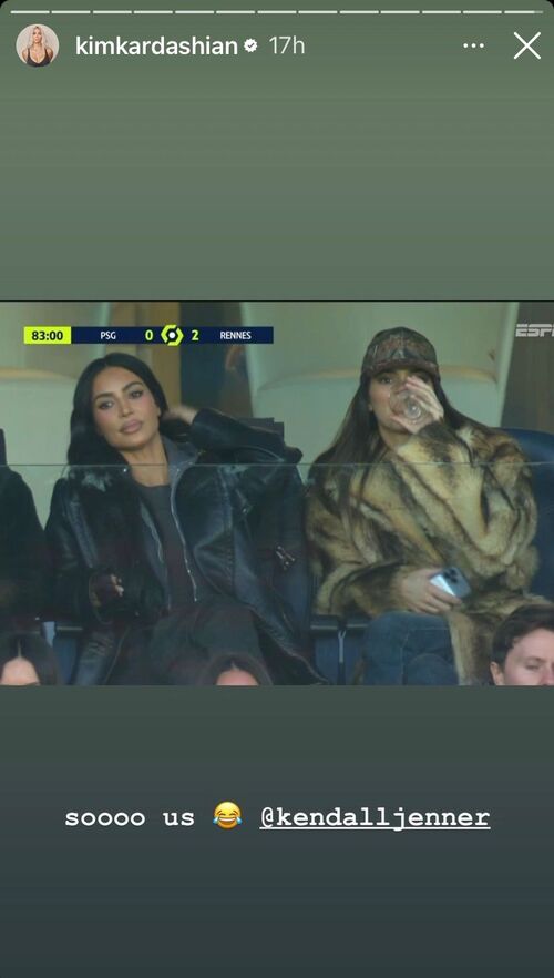 still appeared sitting next to her sister Kylie Jenner accompanied the game. 