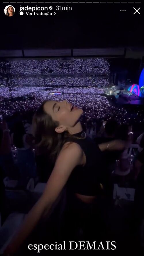 Nos clipes compartilhados em seu Instagram, Jade aparecia cantando as músicas e encantada com o show de luzes na apresentação da banda liderada por Chris Martin. 