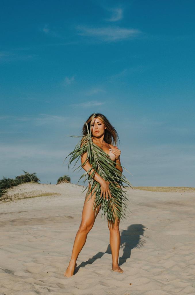 Mulher Abacaxi posa nua na praia