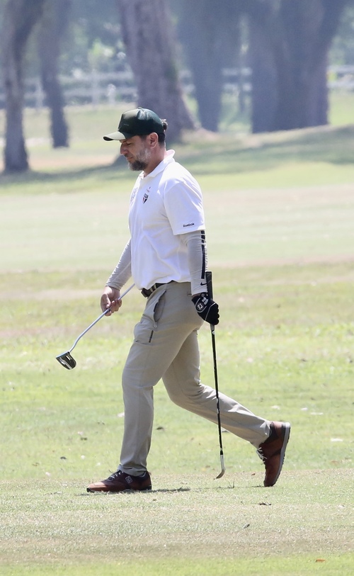 Rodrigo Lombardi foi visto esbanjando elegância em uma partida de golfe no Rio de Janeiro. 