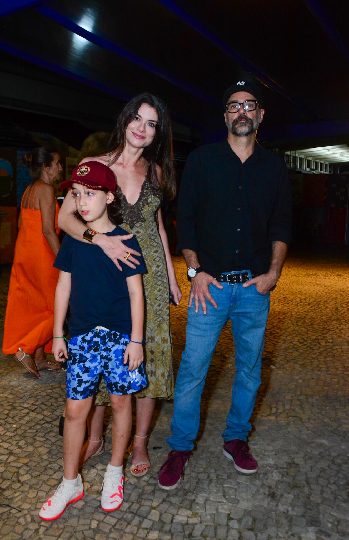 Alinne Moraes com o filho e o marido