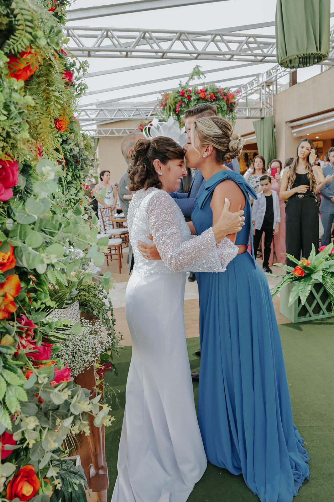 Natália Toscano celebra o casamento de sua mãe