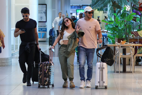 Larissa Manoela e André Luiz Frambach esbanjam simpatia ao serem flagrados em aeroporto 