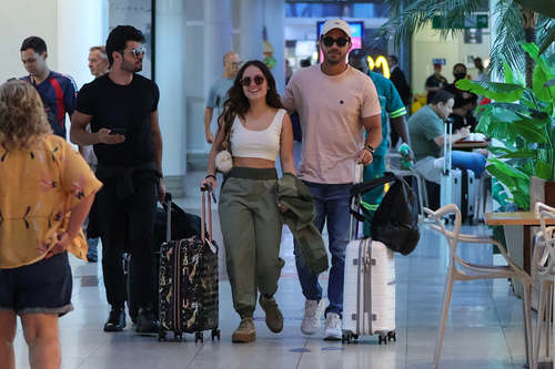 A atriz Larissa Manoela e seu noivo, o ator André Luiz Frambach, esbanjaram simpatia ao serem fotografados no aeroporto