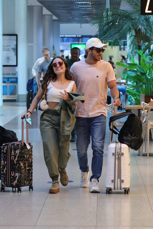 Larissa Manoela e André Luiz Frambach foram vistos no aeroporto Santos Dumont, no Rio de Janeiro.