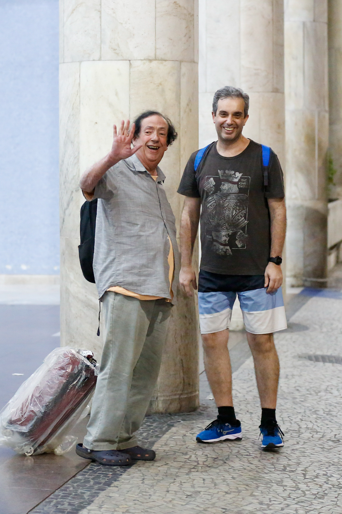 Marco Oliveira acompanhado em aeroporto