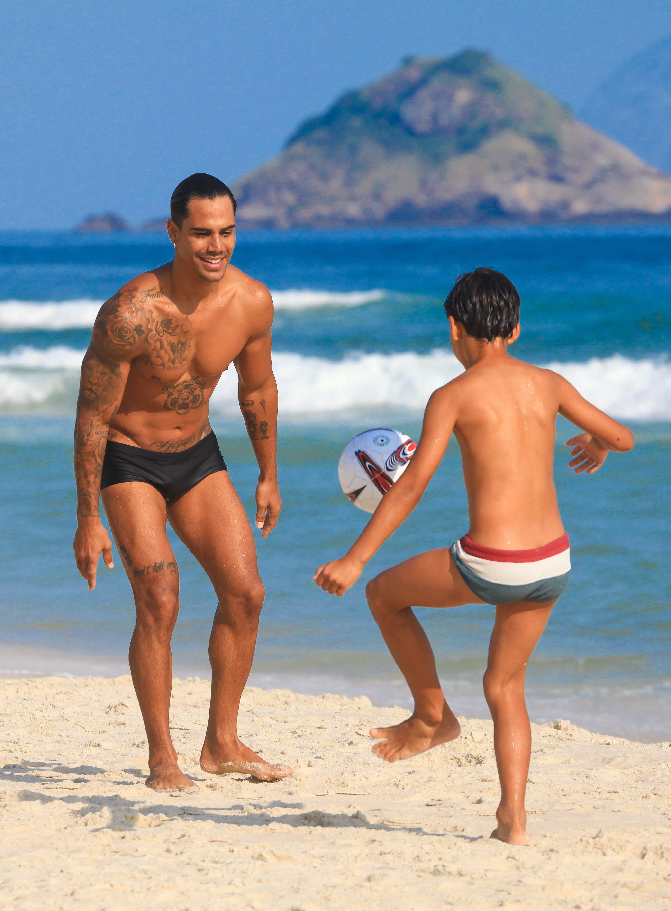 Micael Borges curte dia na praia com o filho
