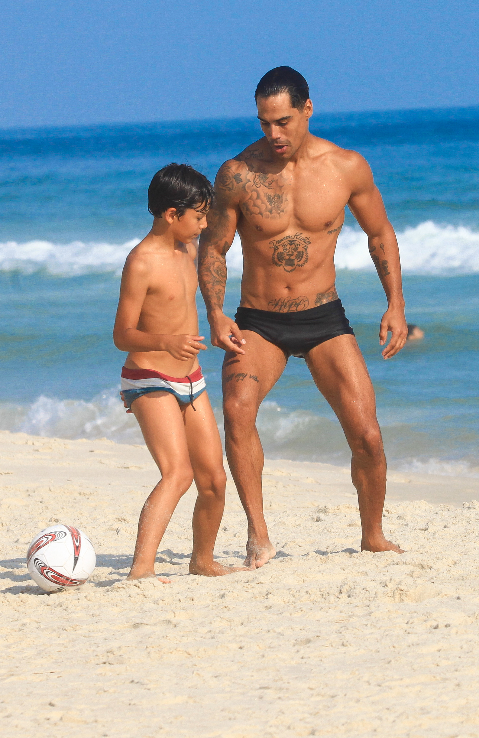 Micael Borges curte dia na praia com o filho