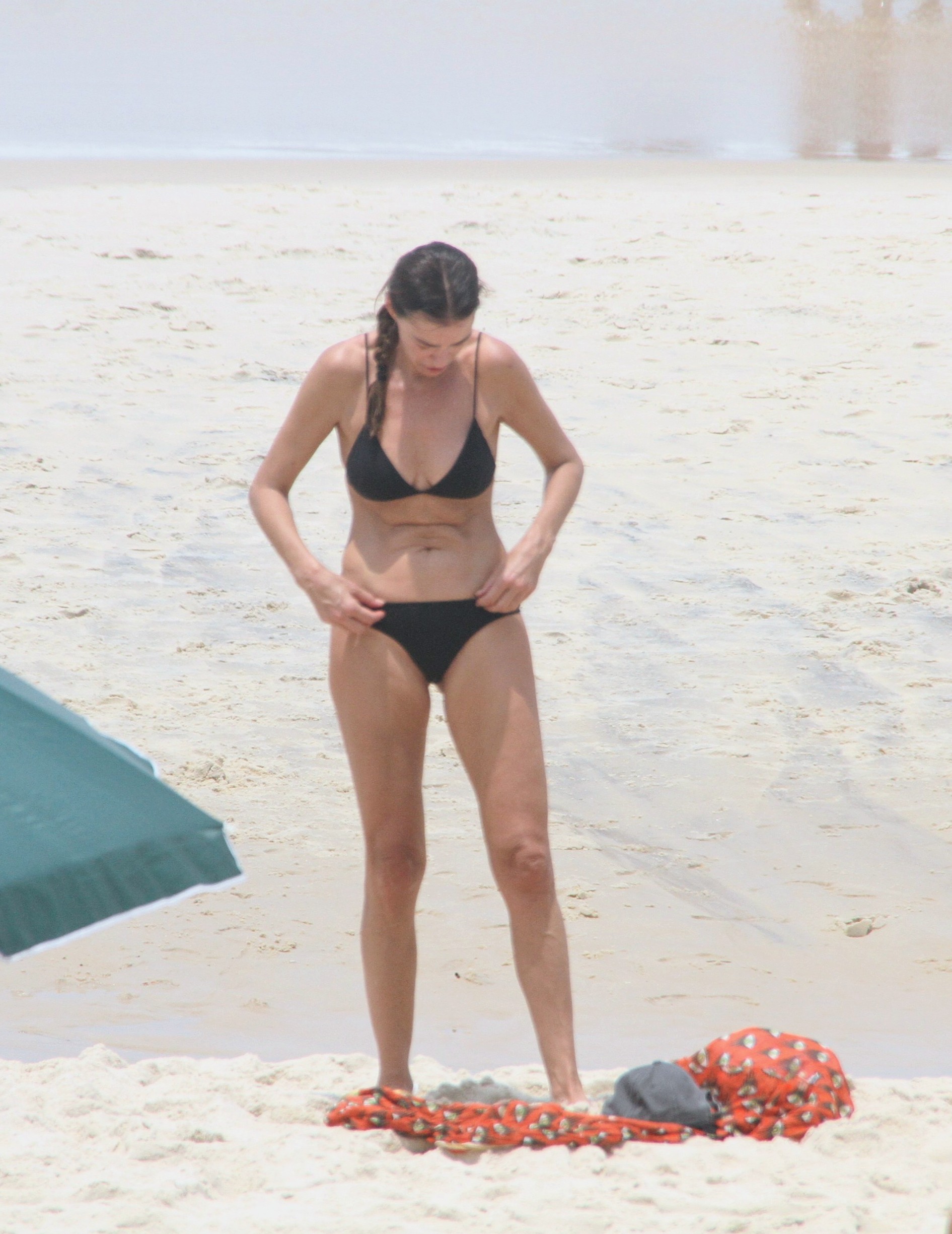 Monica Martelli na praia