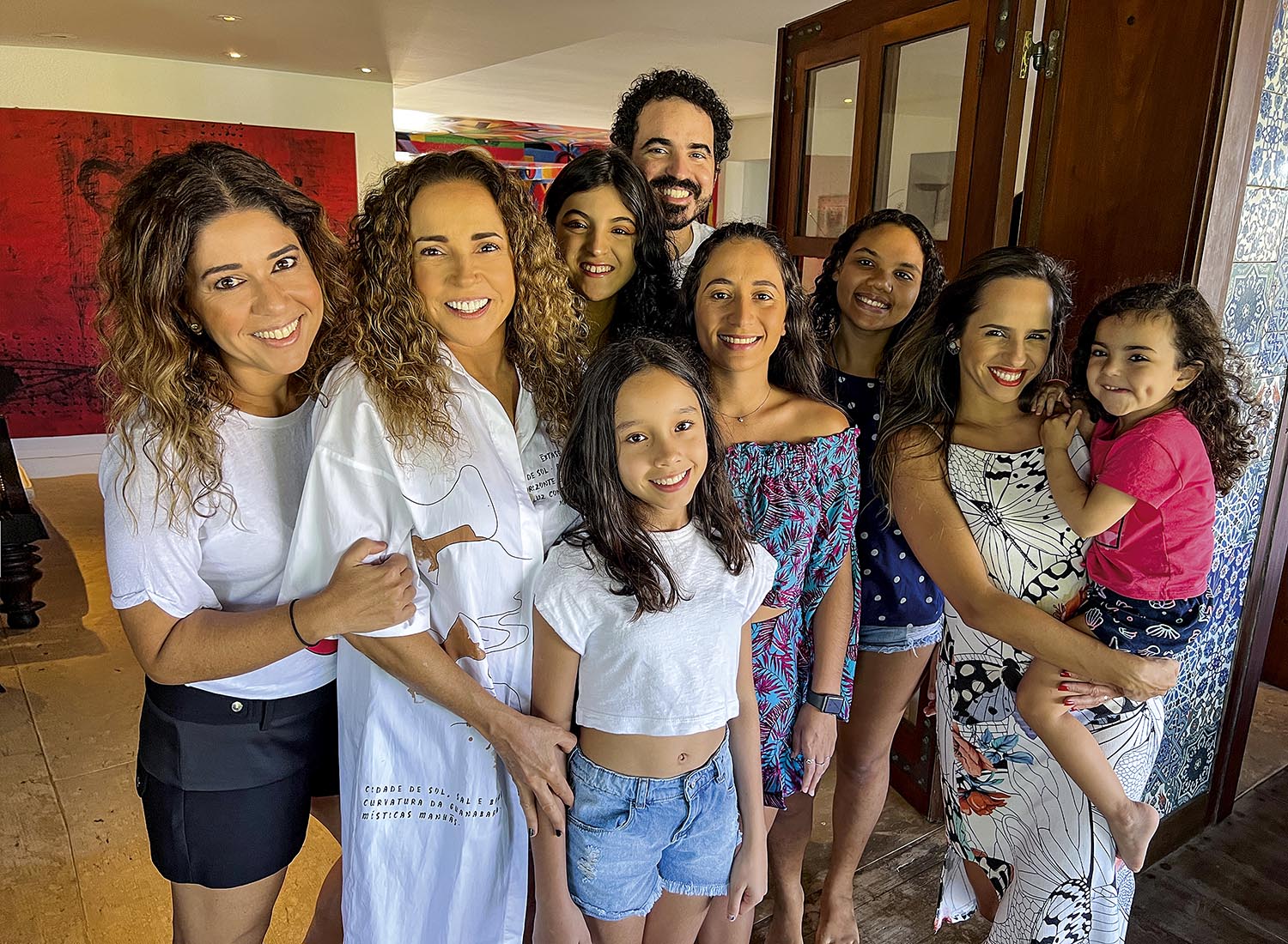 Malu e Daniela com sua grande família: os filhos Bela, Giovana, Gabriel, Márcia e Alice, além das netas Clarice e Mel