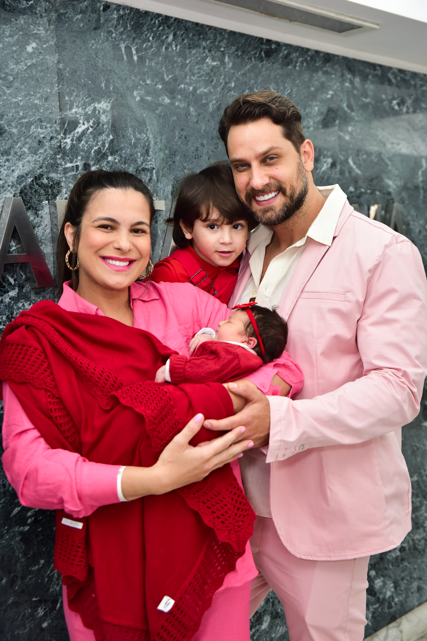 Kamilla Salgado e Elieser Ambrosio posam com os dois filhos, Bento e Victoria