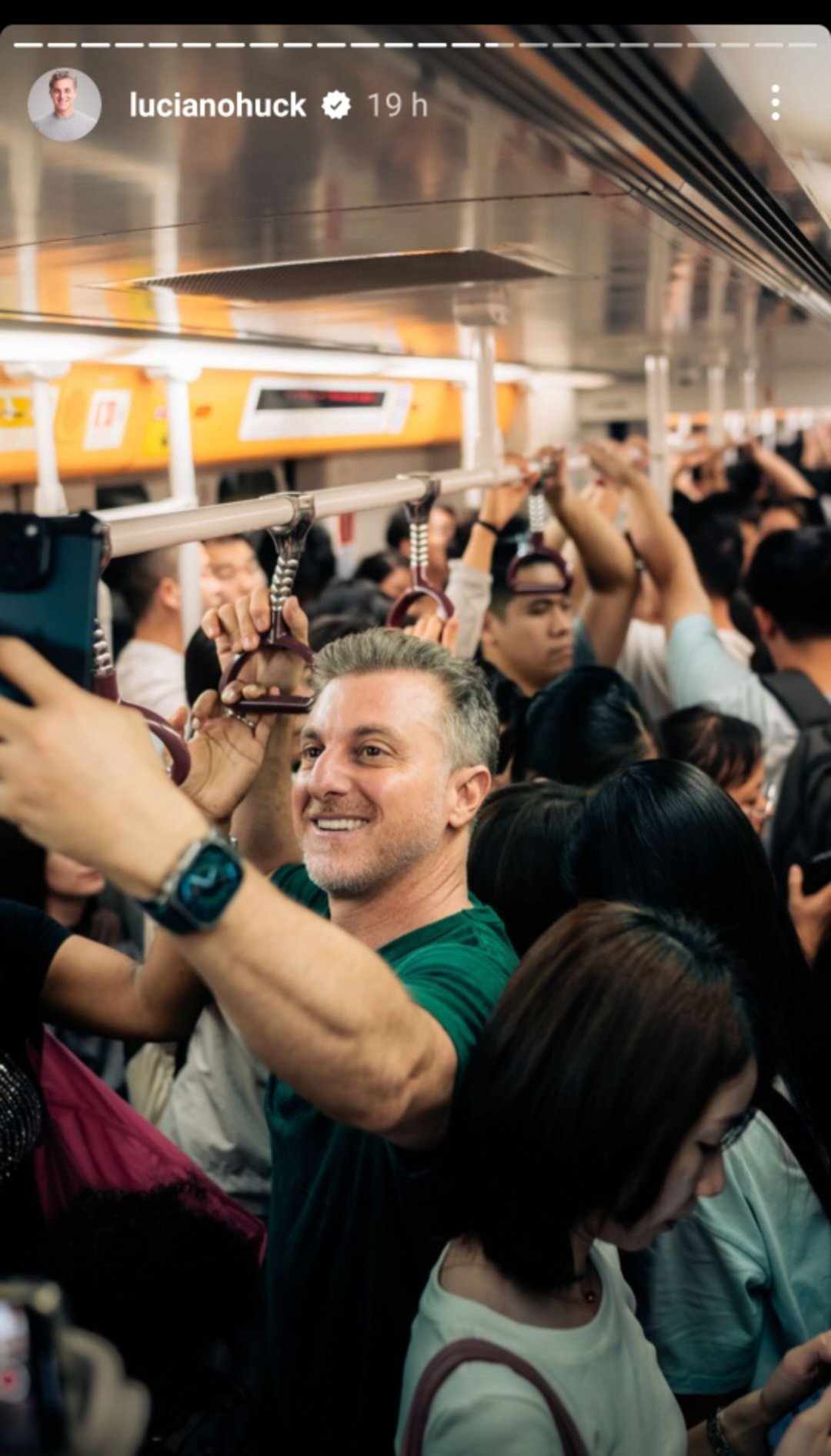 Luciano Huck no metrô da china