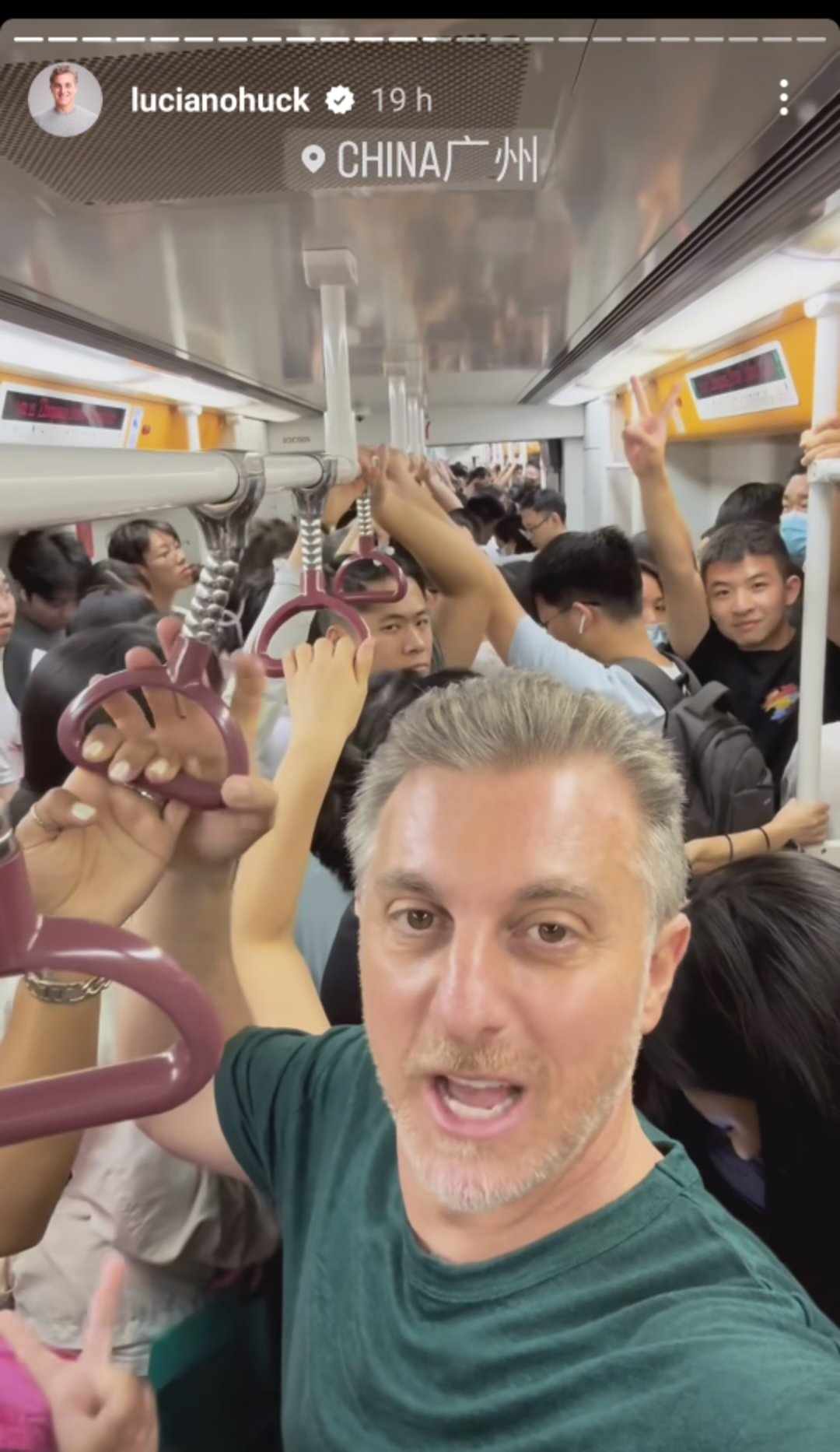 Luciano Huck no metrô da china