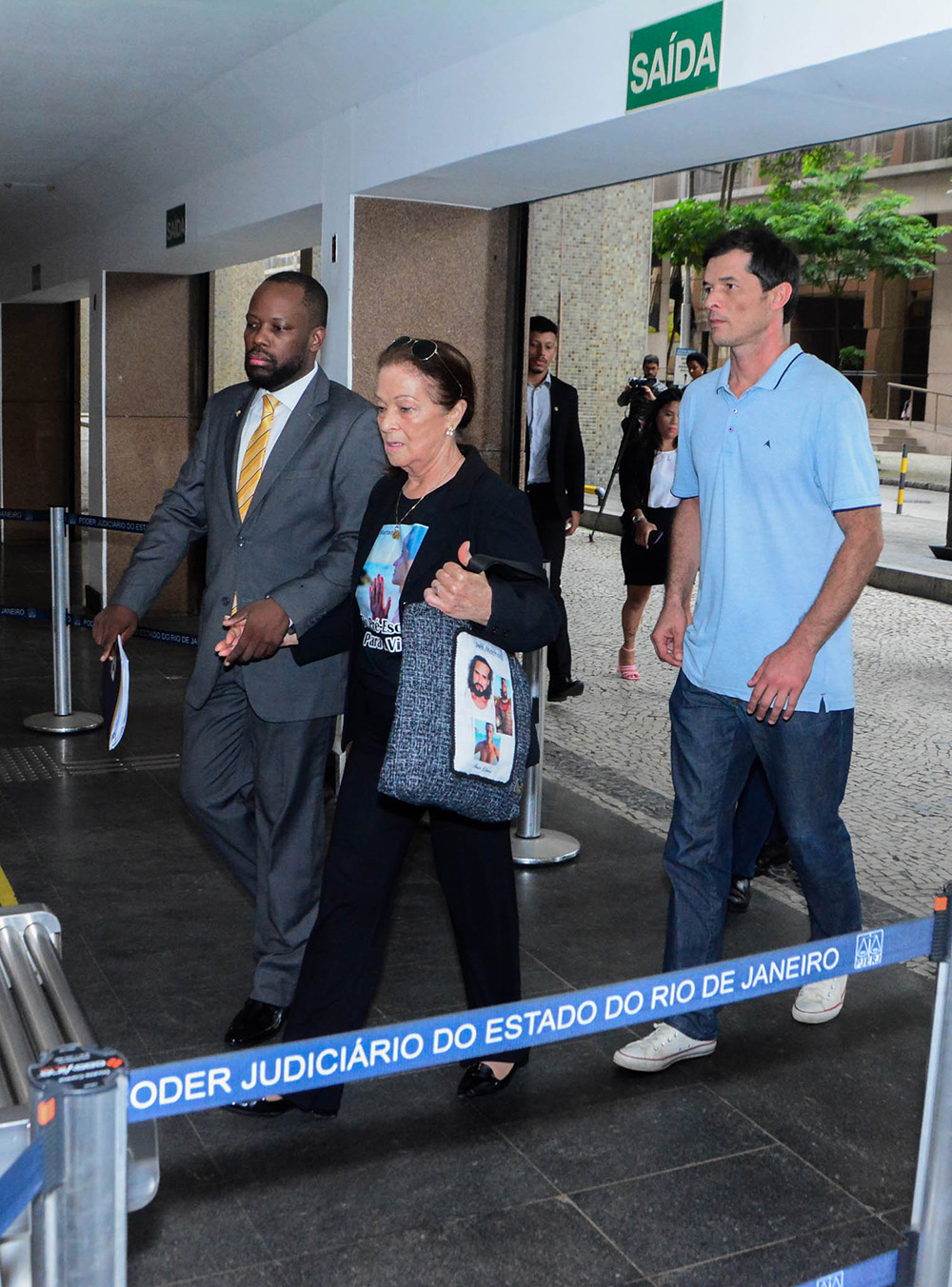 Mãe do ator Jeff Machado vai ao julgamento no Rio de Janeiro