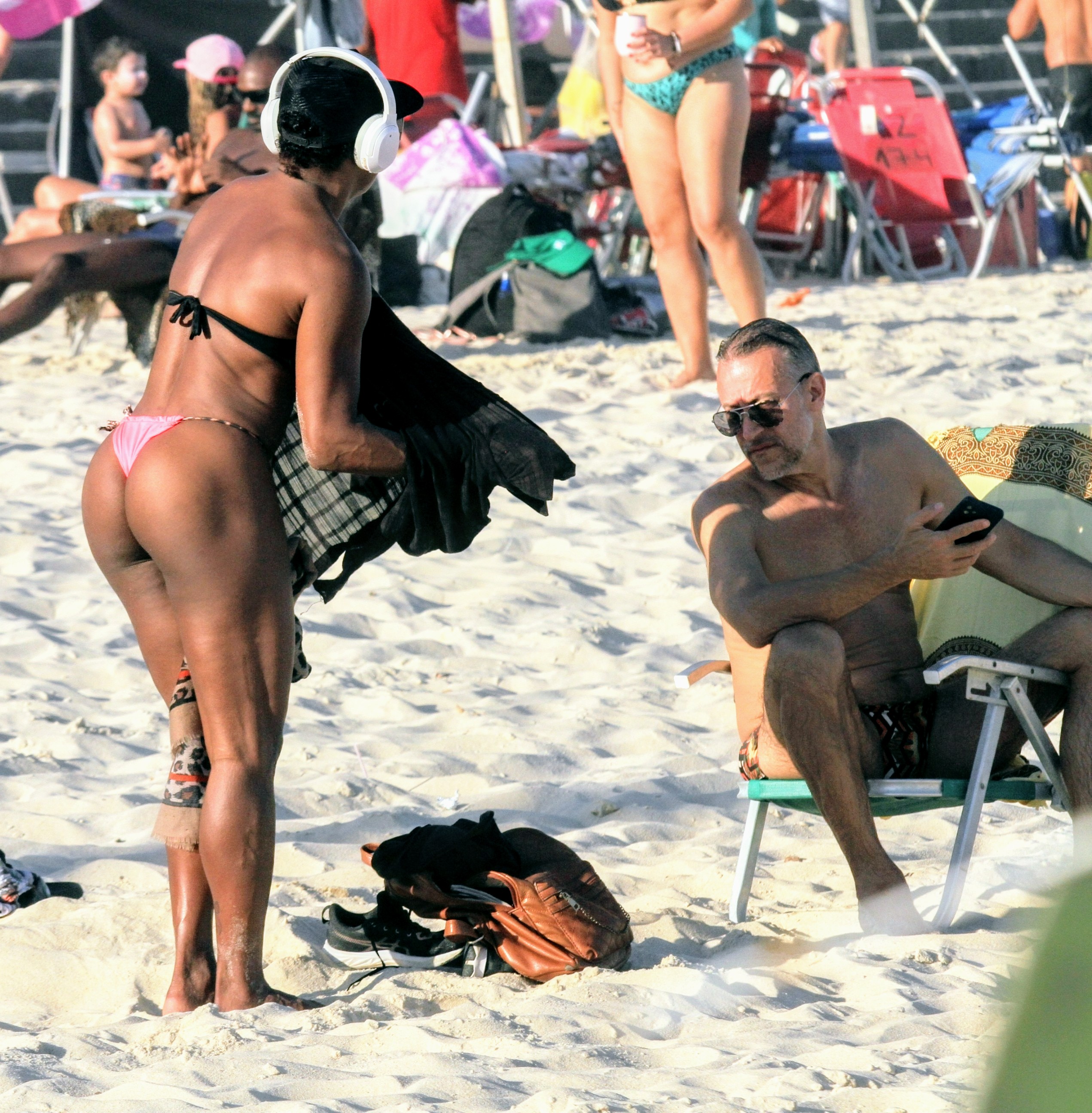 Adriana Bombom na praia com o namorado