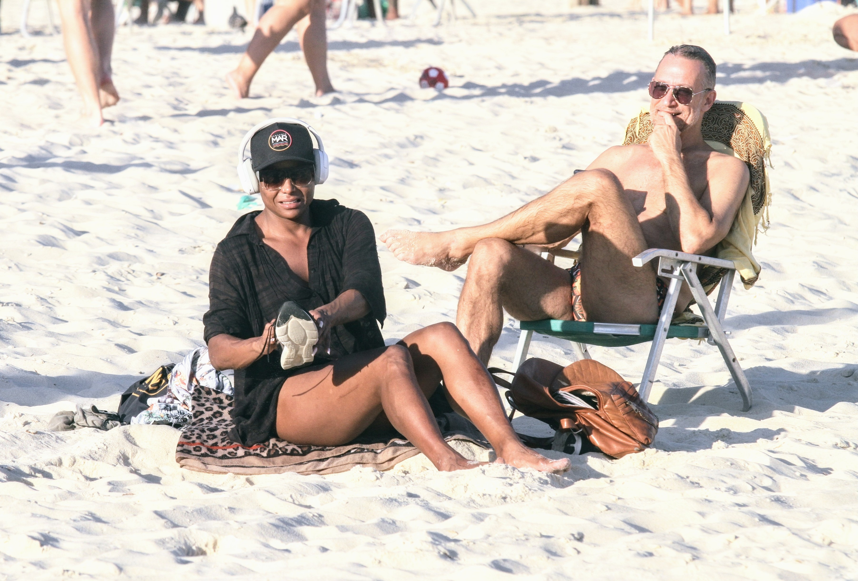 Adriana Bombom na praia com o namorado