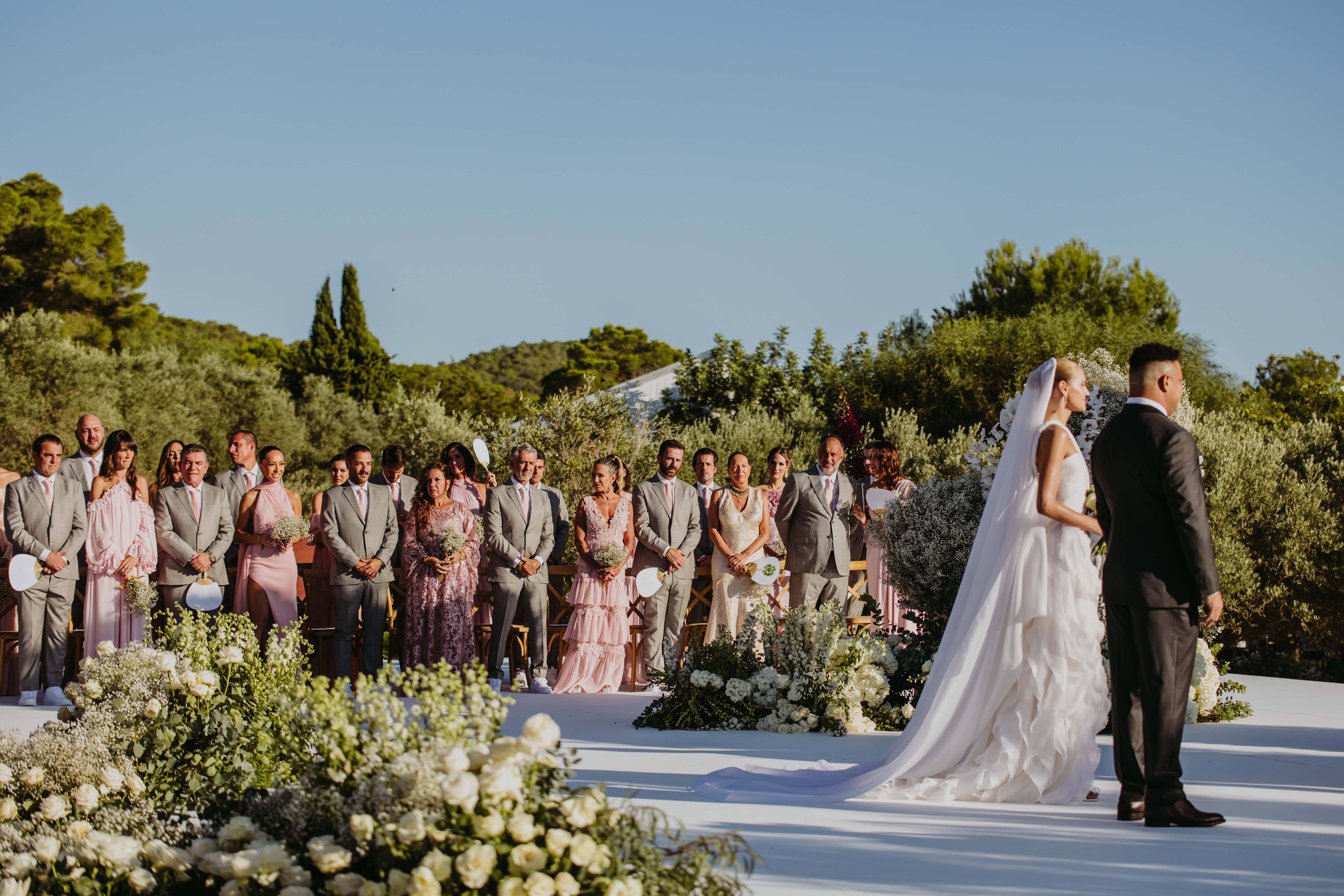 Celina Locks e Ronaldo Nazário se casam em Ibiza