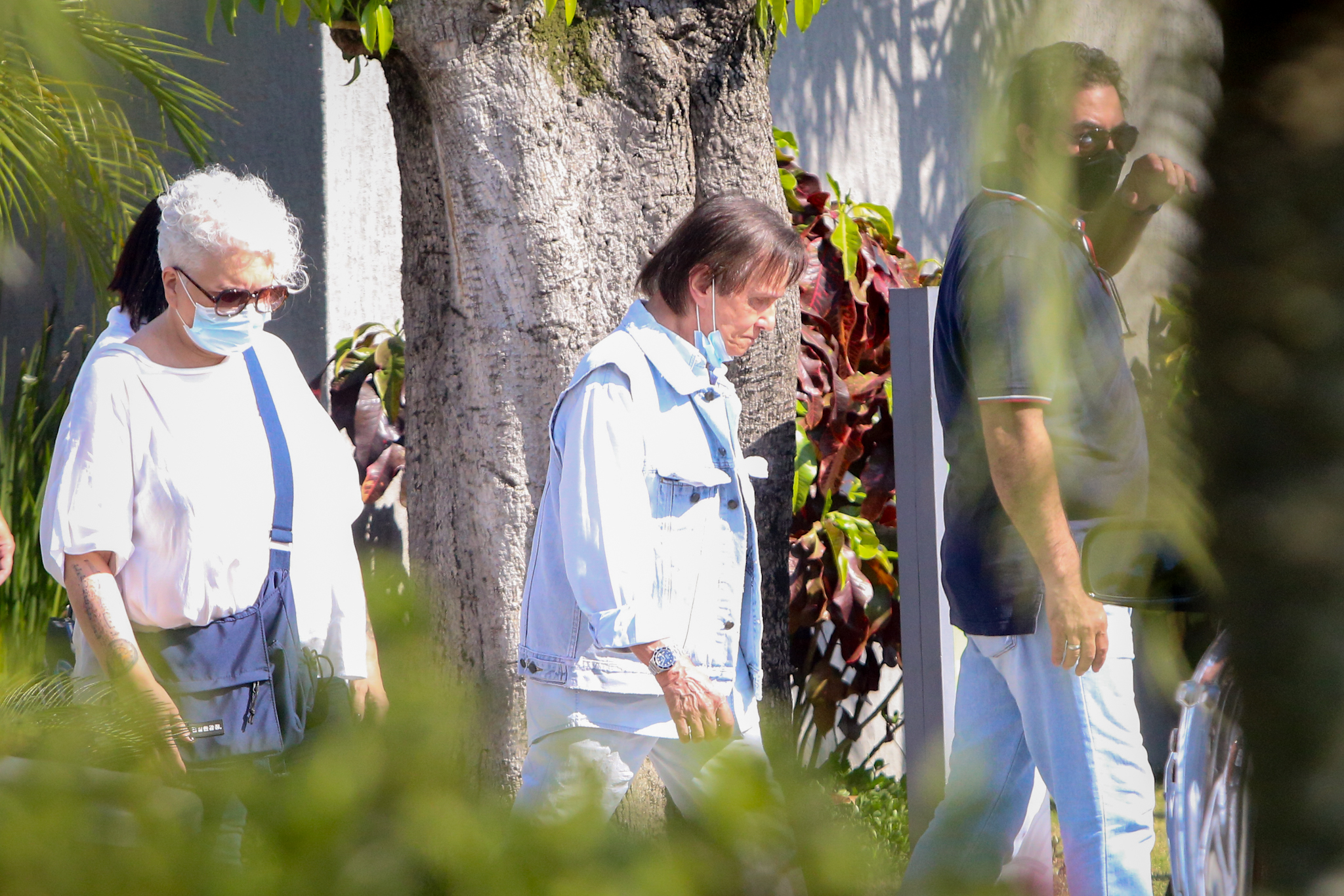 Abalado, Roberto Carlos é visto deixando o velório de amiga e ex-secretária