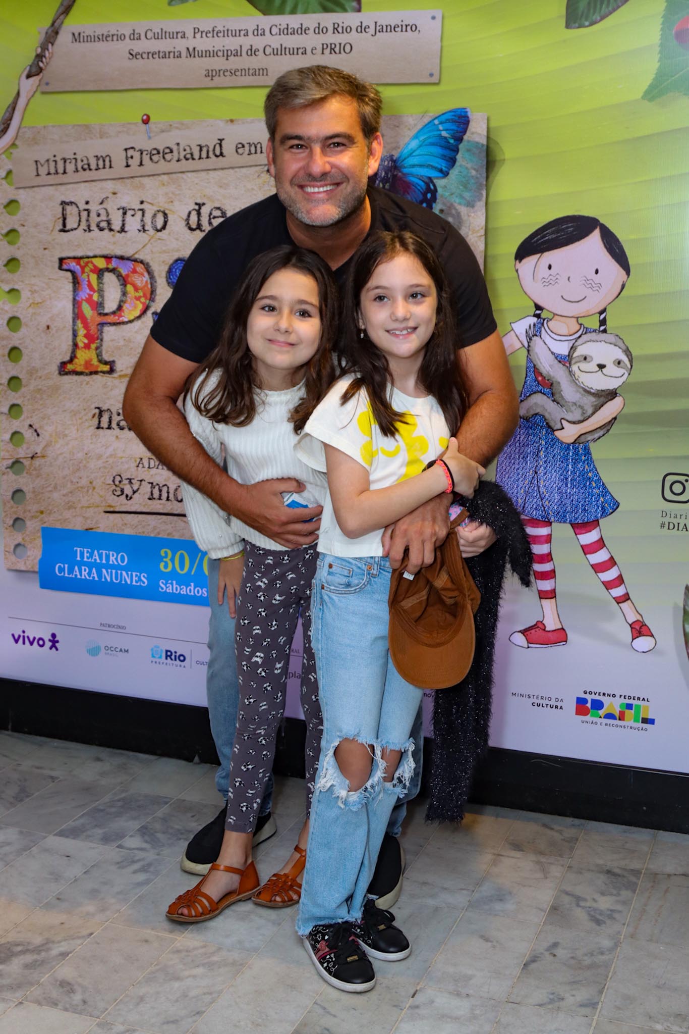 Thierry Figueira faz rara aparição com as filhas gêmeas