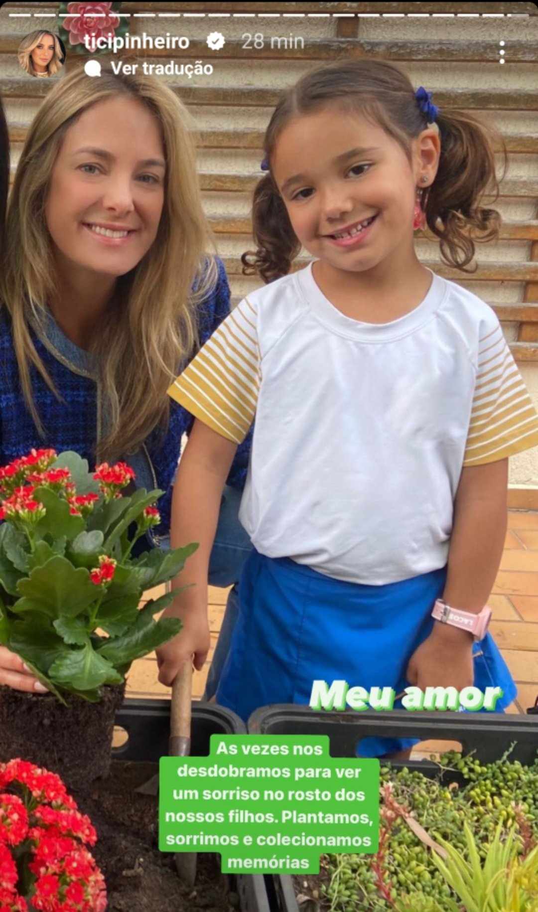 Ticiane Pinheiro plantando com a filha Manuella