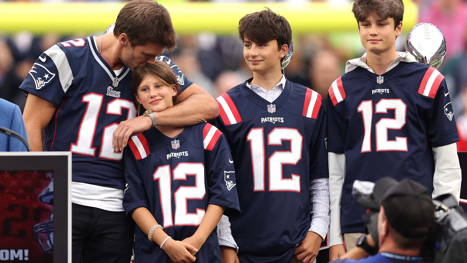 Filhos de Gisele Bündchen e Tom Brady surgem em evento com o pai