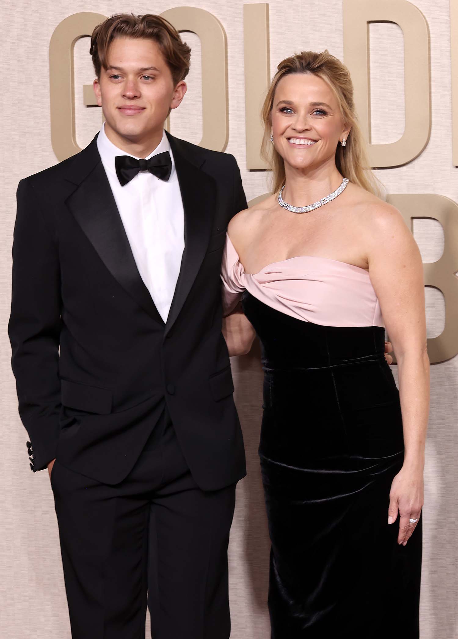 Reese Whiterspoon leva seu filho Deacon para o Globo de Ouro
