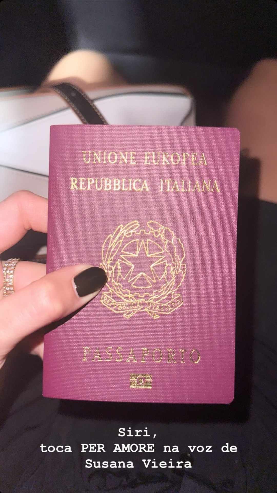 Bruna Marquezine surge com passaporte italiano e anuncia dupla cidadania