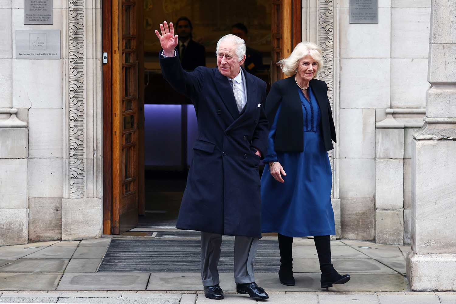 Rei Charles III e Rainha Camilla na saída do hospital em Londres